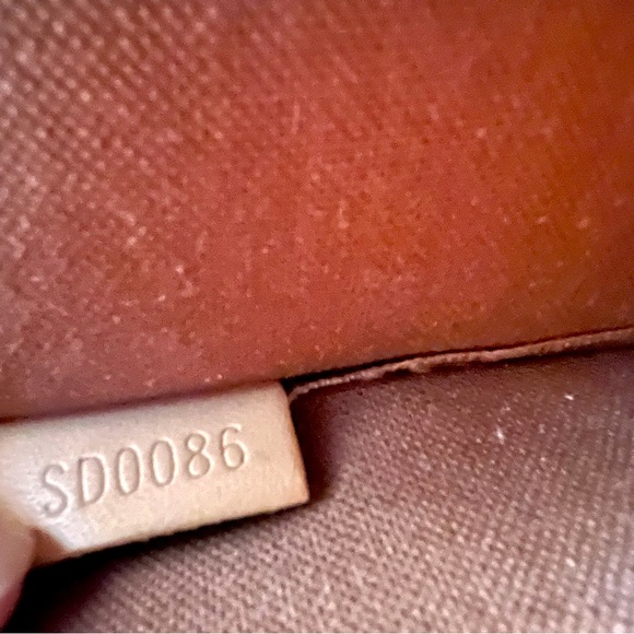 Louis Vuitton Purse, w/LV Logo, Rare, Good Condition, Spacious, Preowned-SD0086 - Picture 6 of 14